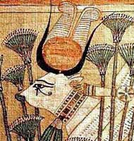 La vache Hathor coiffée des plumes d‘Amon avec le Soleil entre ses cornes.
